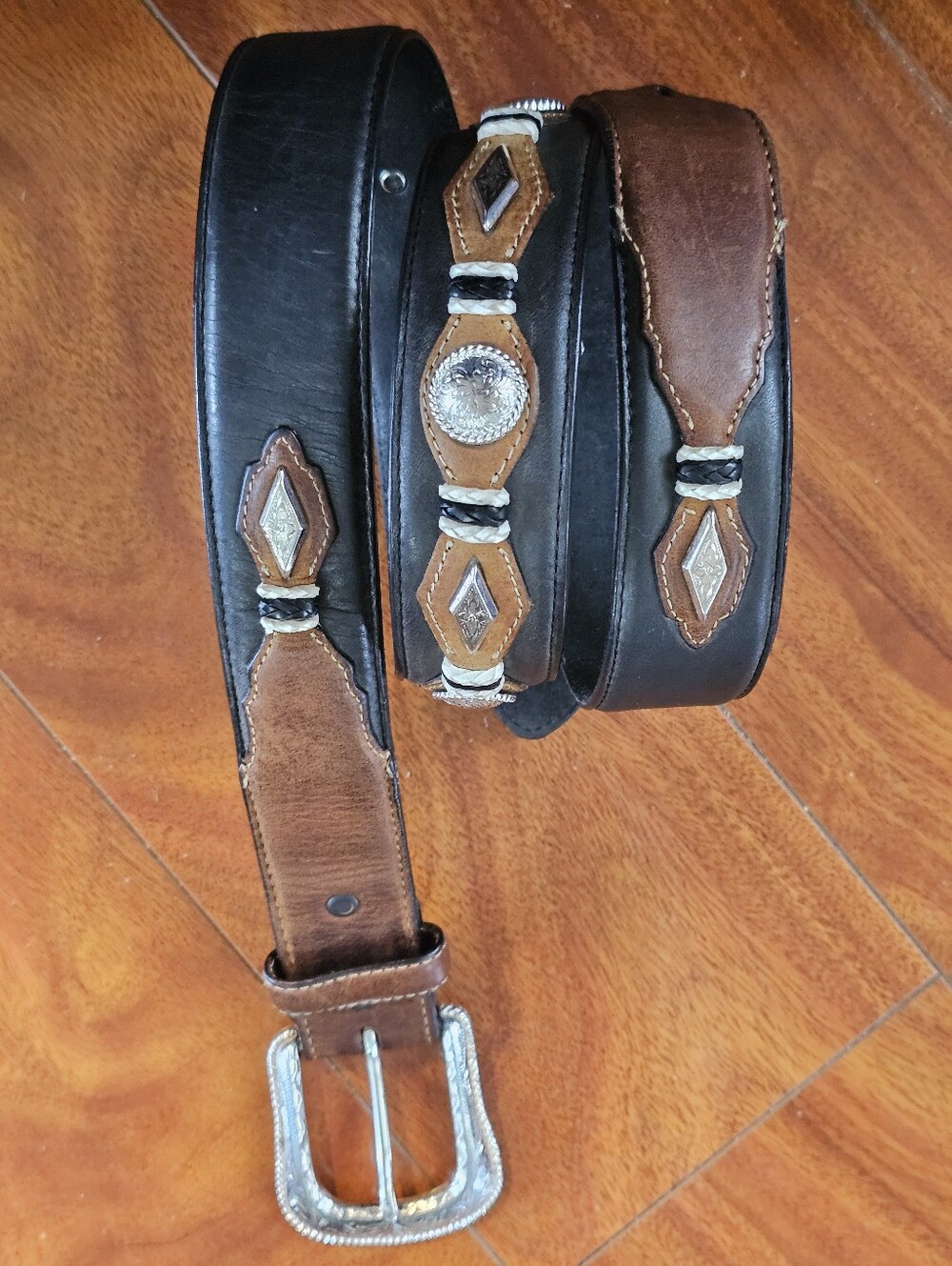 VTG Justin 755BK Two Tone Leather Concho Belt 44 GUC